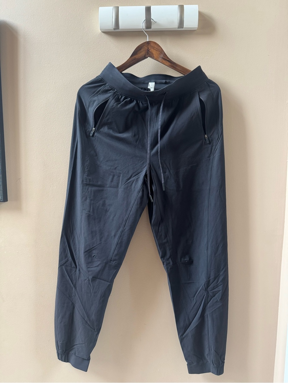 License to train women’s joggers Lululemon